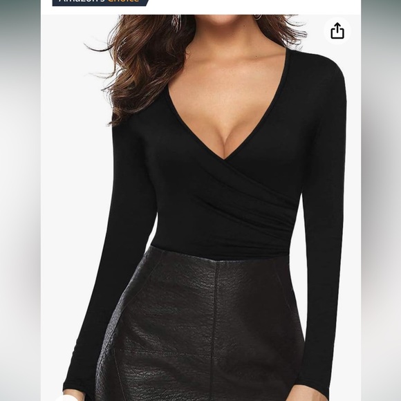 Black v-neck wrap top 🖤 - Picture 2 of 2